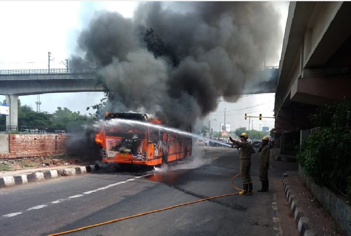 fire in bus Driver saved 70 people in delhi