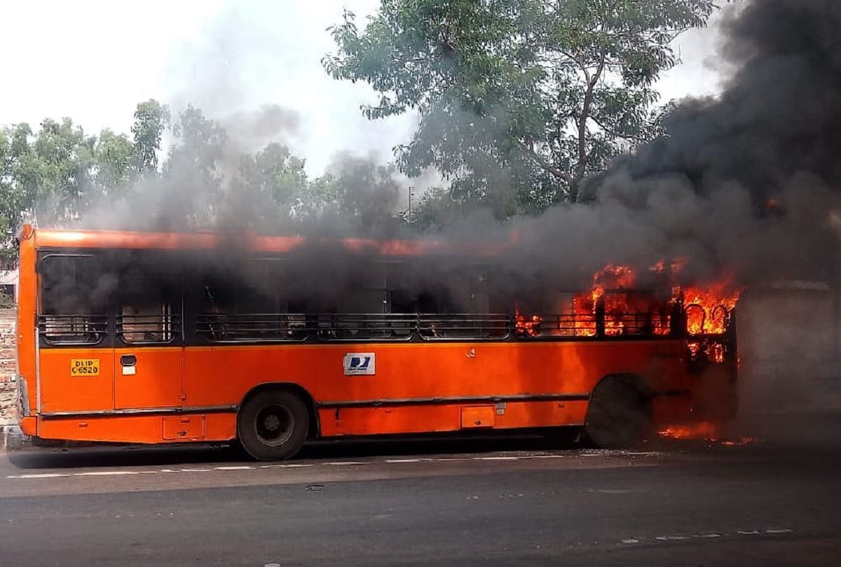 fire in bus Driver saved 70 people in delhi