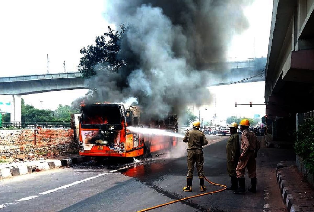 fire in bus Driver saved 70 people in delhi