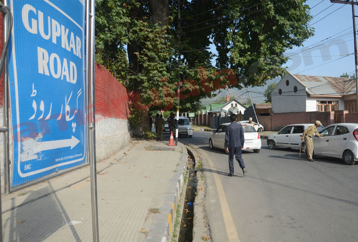 sister and daughter came to meet farooq abdullah in srinagar after psa imposed on him in kashmir