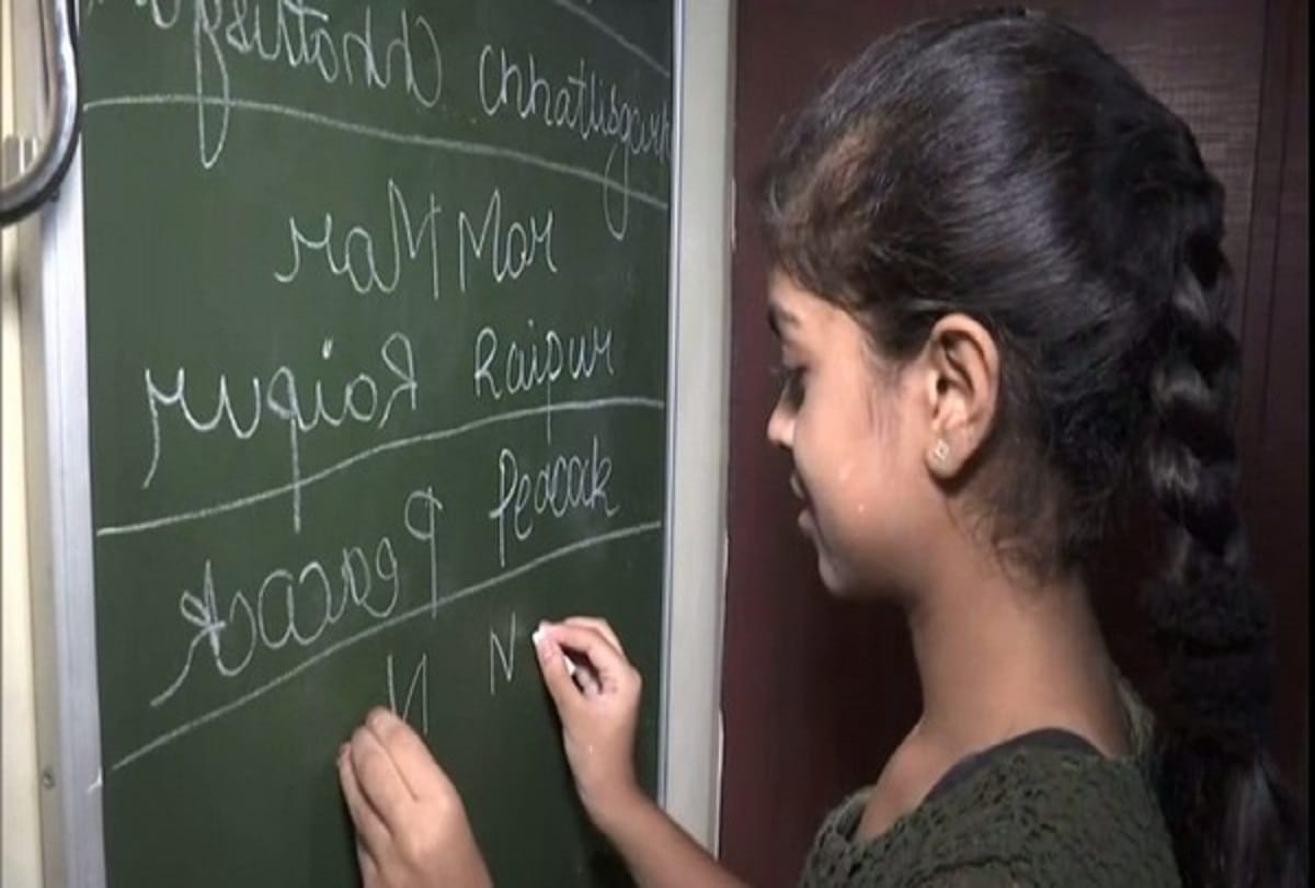 Raipur Girl inspired by film 3 idiots VIRUS becomes master of mirror writing 