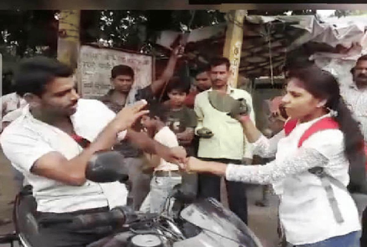 inter student beat eve teaser handed over him to police