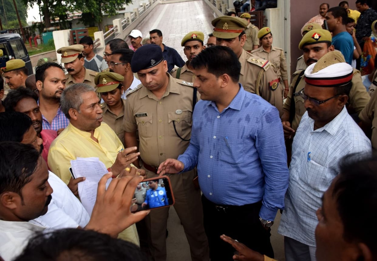 Picket-shoppers protest againts police at DM office