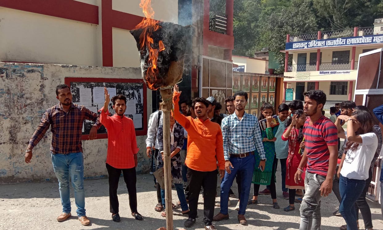 Students burnt the patriarch's effigy