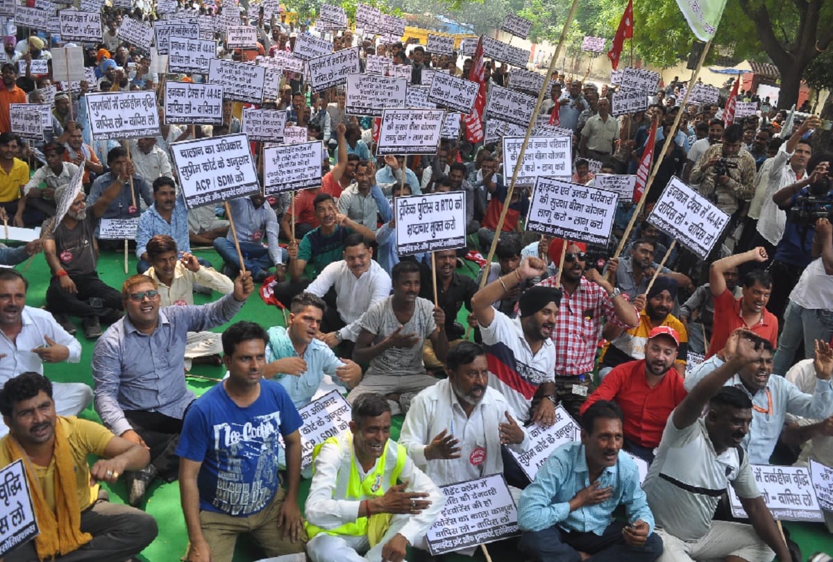 Transporters protest at jantar mantar against motor vehicle act