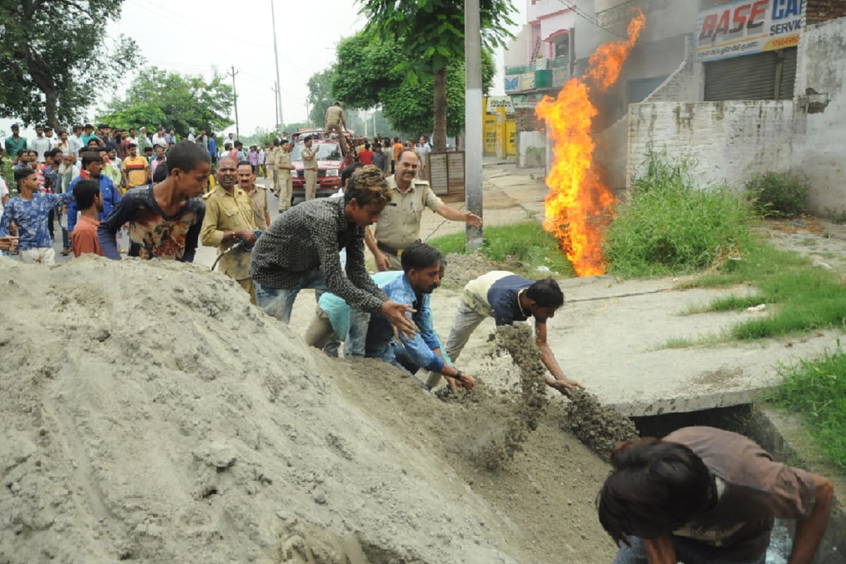 Mercedes car and two activa burnt in fire at Muzaffarnagar of Uttar Pradesh
