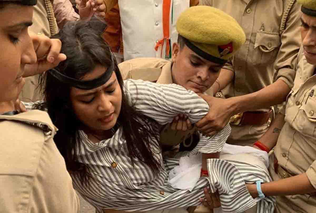 25-year-old Congress candidate karishma thakur arrives to oppose CM Yogi in kanpur rally