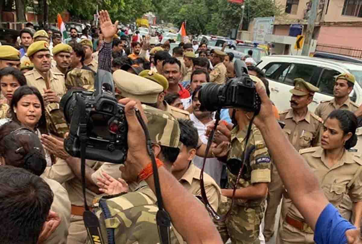 25-year-old Congress candidate karishma thakur arrives to oppose CM Yogi in kanpur rally
