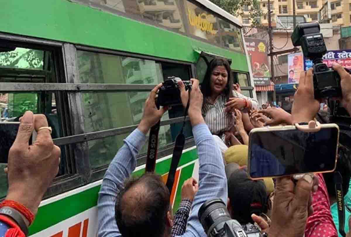 25-year-old Congress candidate karishma thakur arrives to oppose CM Yogi in kanpur rally