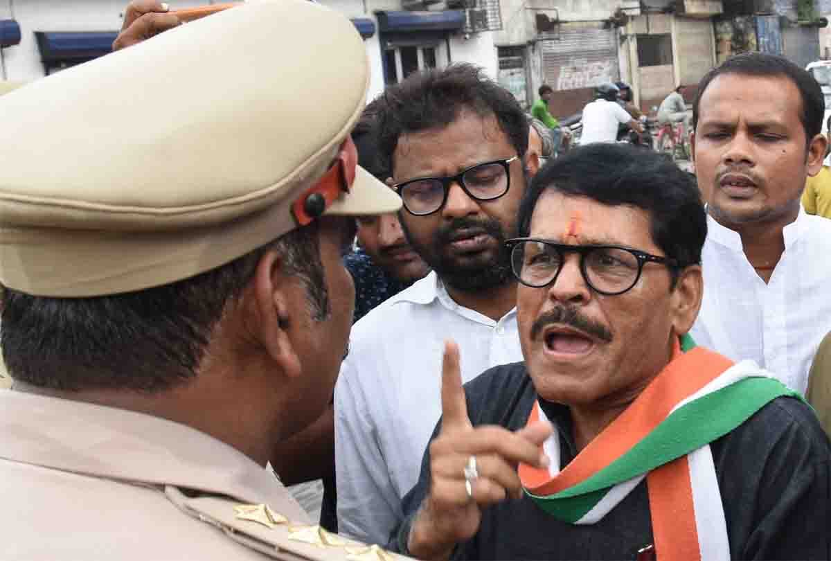 samajwadi party and congress leaders in police custody during CM Program