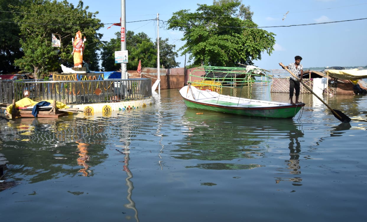 Prayagraj News: Boats on the roads, thousands of homeless
