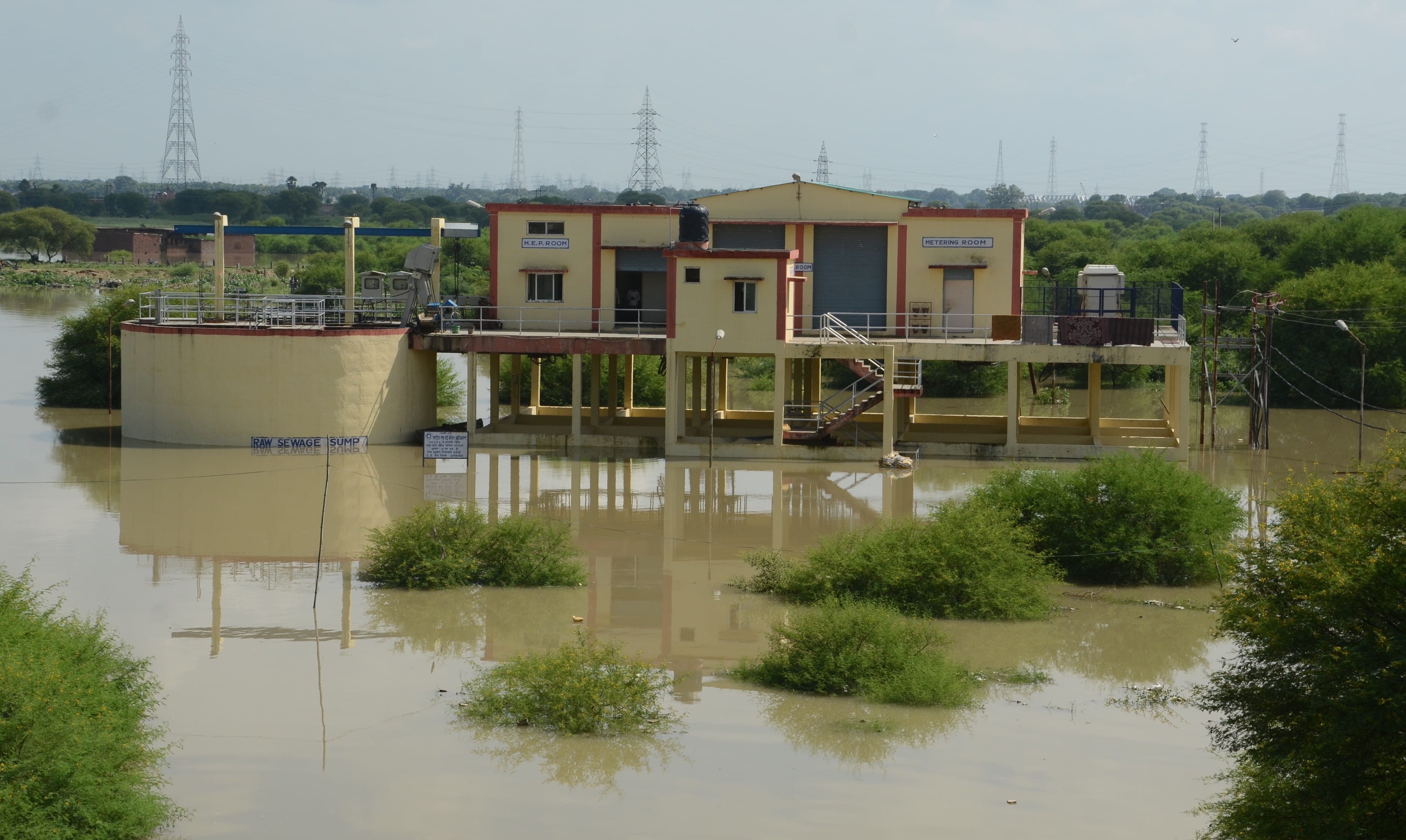 Prayagraj News: Boats on the roads, thousands of homeless