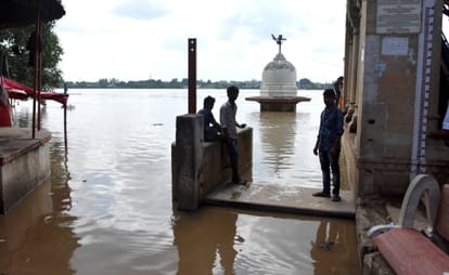 Prayagraj: Angels became soldiers for more than 200 people trapped in floods