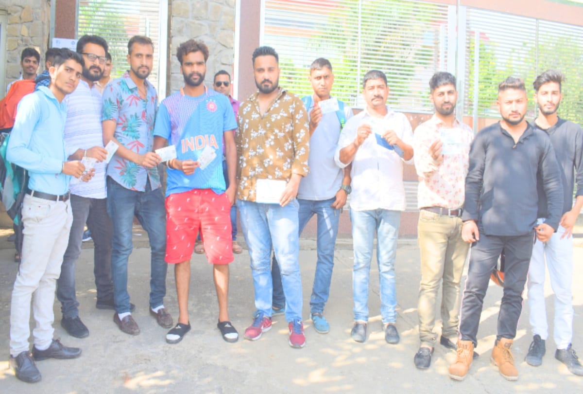 protest against HPCA due to non-receipt of ticket money in dharamshala
