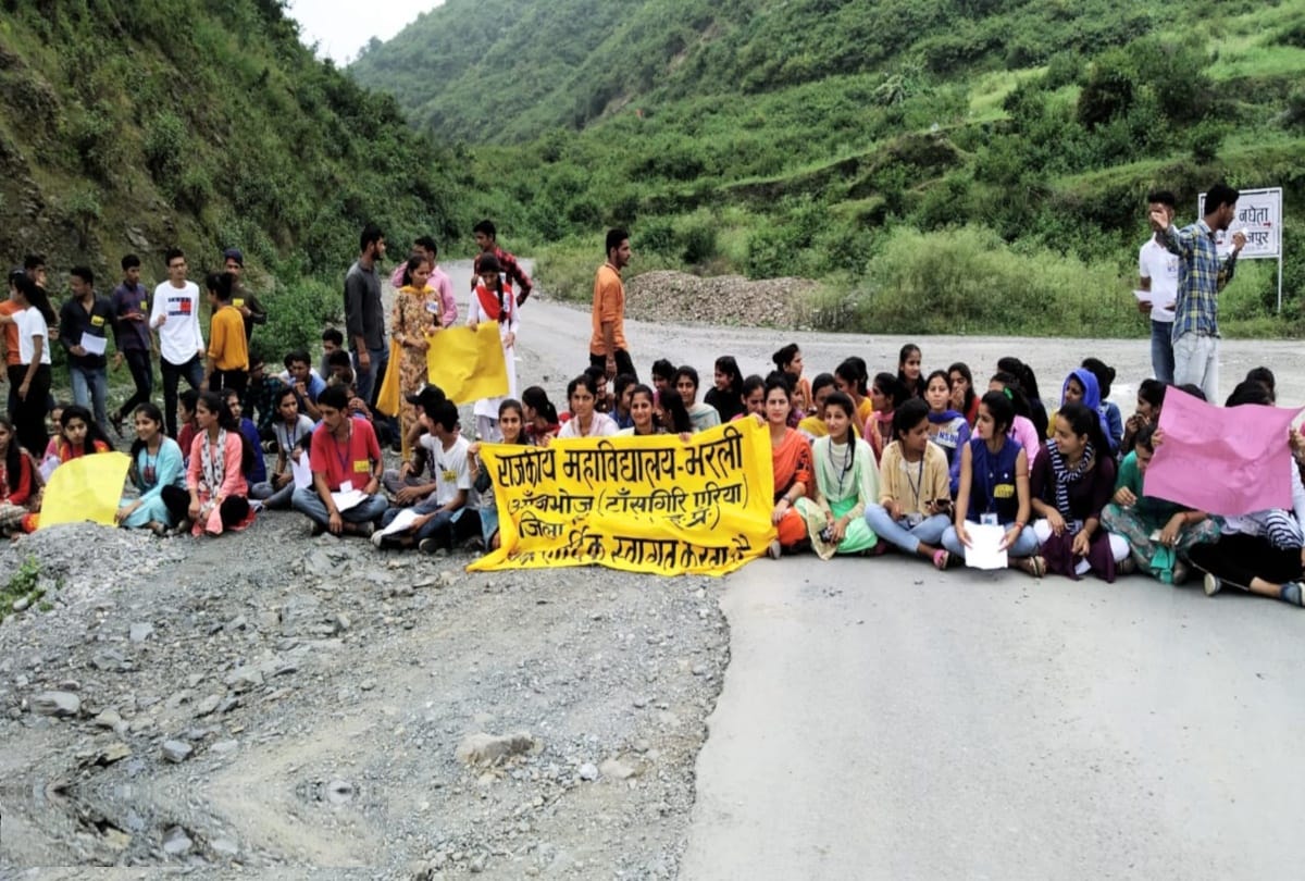 College students protest in paonta baner road in sirmour