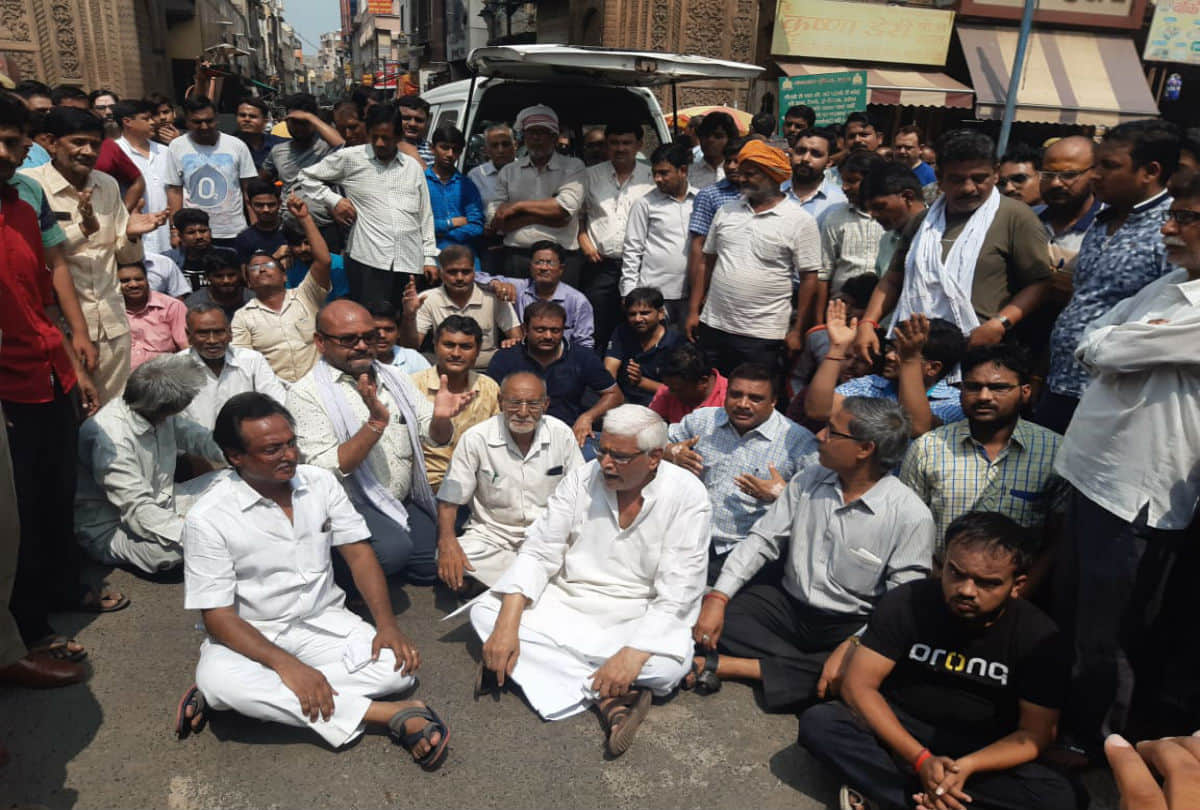 protest against murder of factory owner in mathura