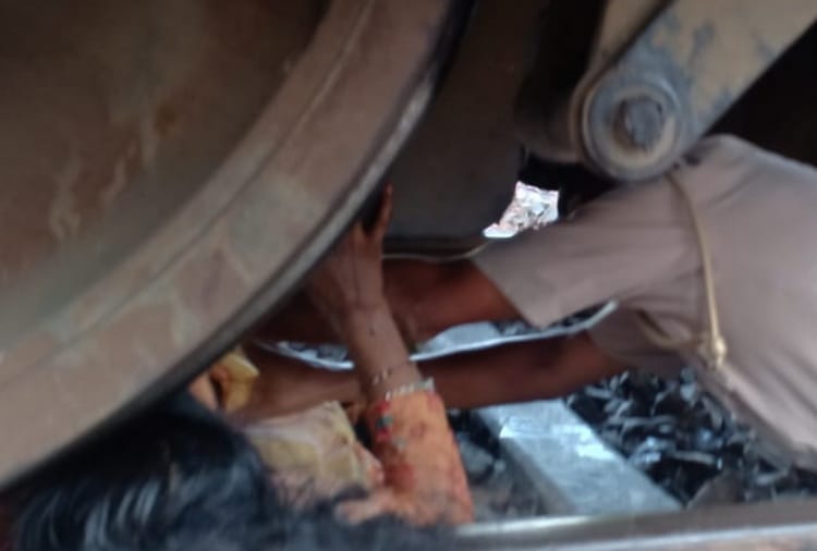 Lady Jumped in Front of Train with Two Childrens at Rohtak of Haryana