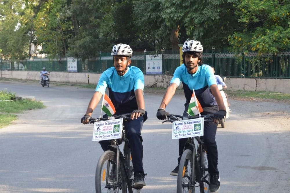 Two students from Dehradun cycled from Kashmir to Kanyakumari to save environment