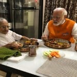 अपनी माता जी के साथ प्रधानमंत्री मोदी