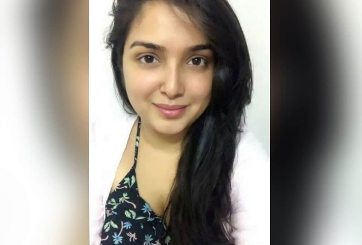 Amrapali Dubey Shared Her BathRoom Selfie On Instagram gets Trolled