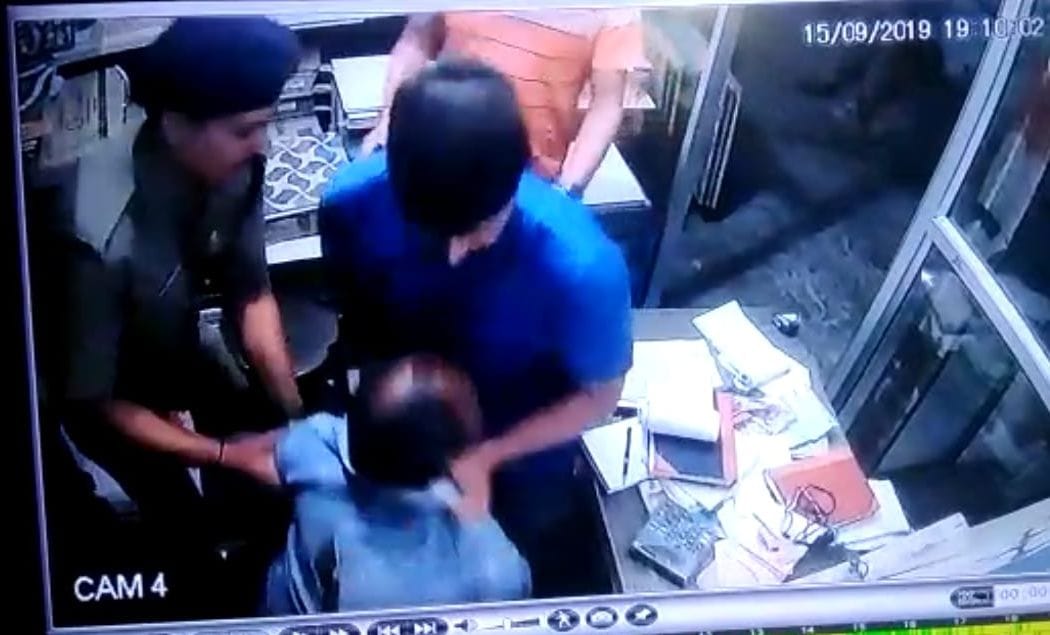 Bullying in Dabish, many policemen injured in stone pelting