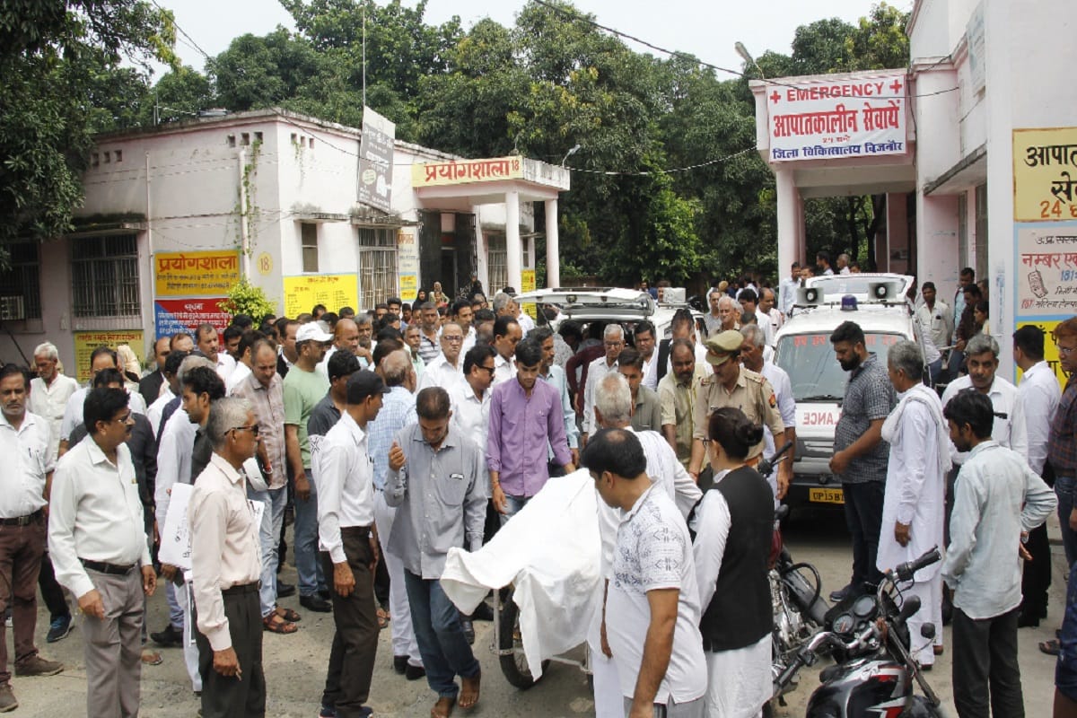 Ruckus after a lawyer died from power line grip at Bijnor of Uttar Pradesh