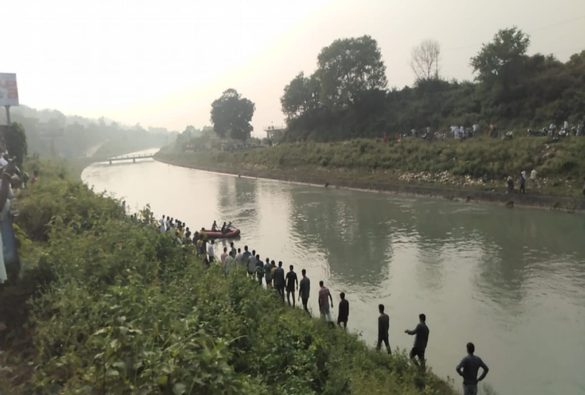 Car fell in canal, search operation run for six hours, no clue foun