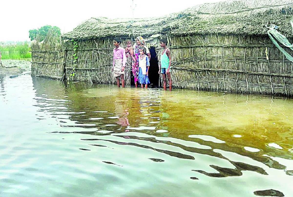 water level down in ghaghara in barabanki but many villages still under water