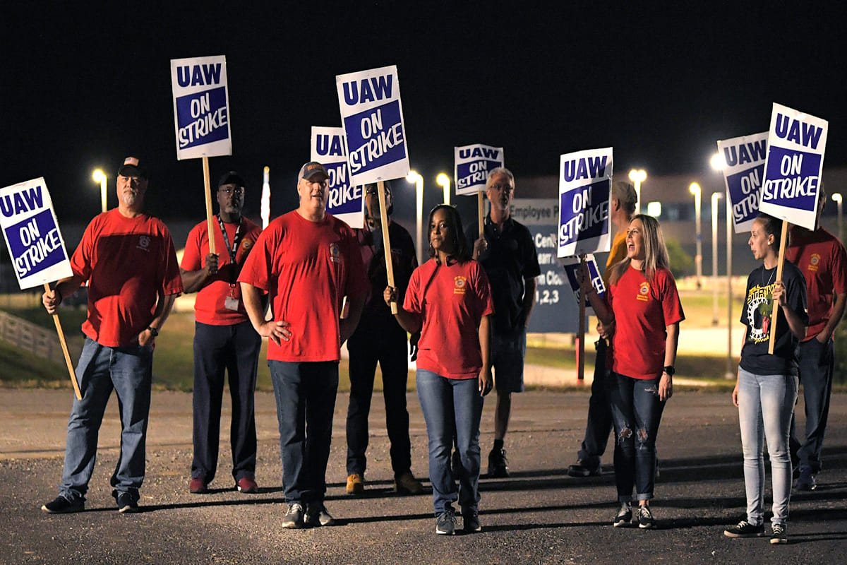 46000 general motors auto workers strike in us president Donald trumps says get together