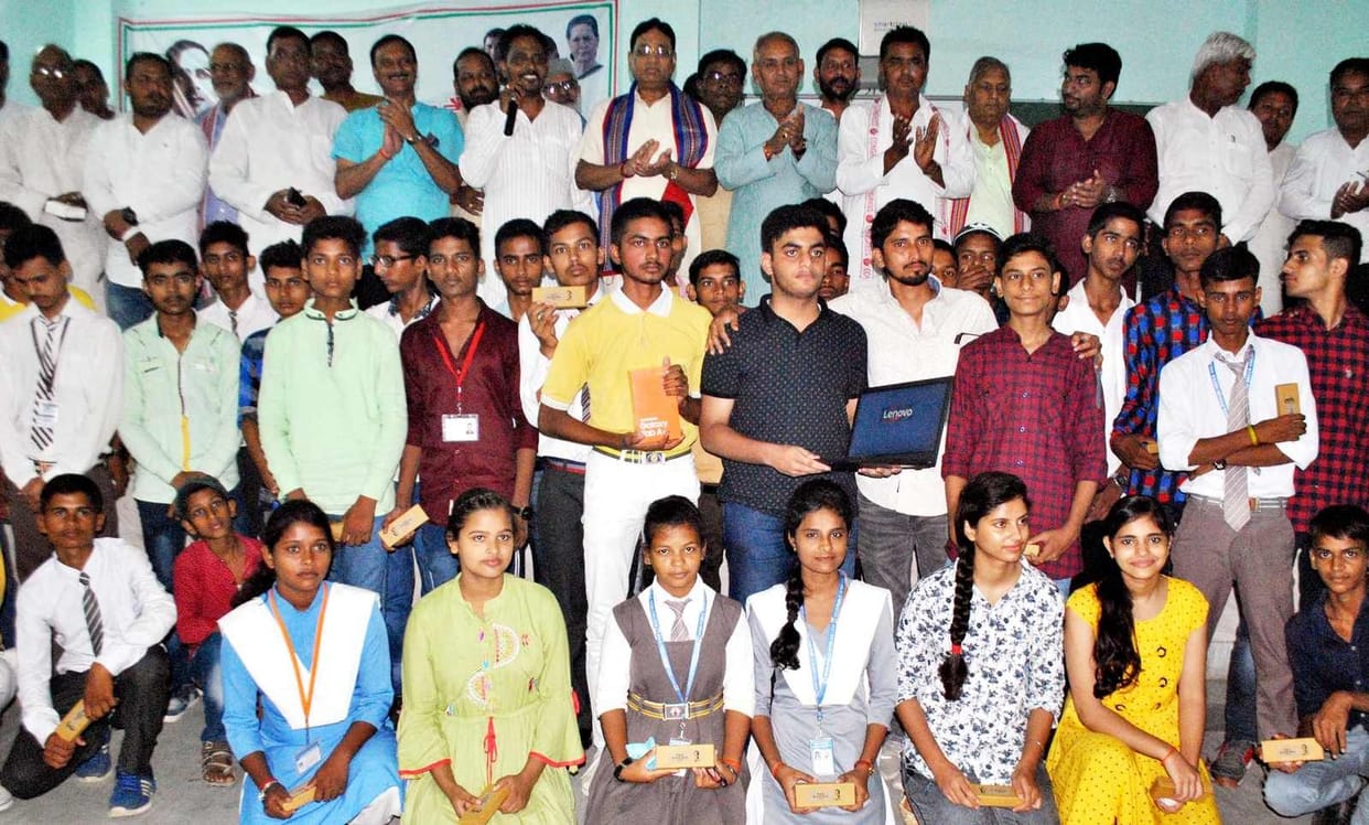 Winner of Rajiv Gandhi General Knowledge Competition awarded