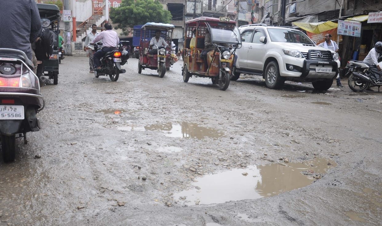 Tableaux will stagger on the bad roads of the city, chariots will devour hiccups