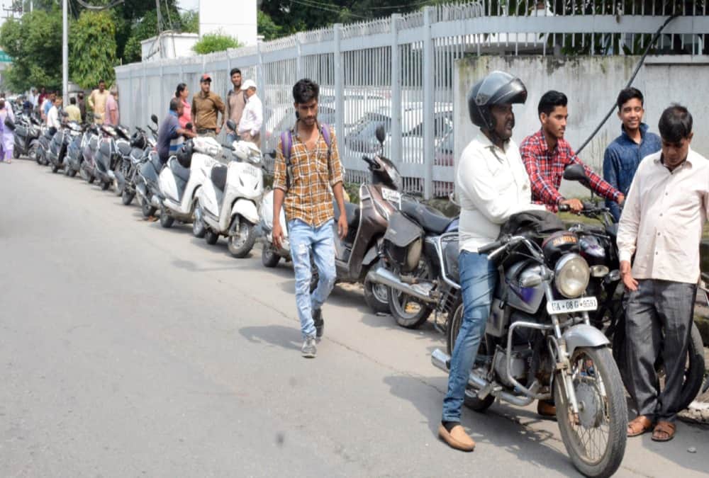 MV Act 2019: Public Heavy Crowd in Rto office and Pollution Investigation Center dehradun