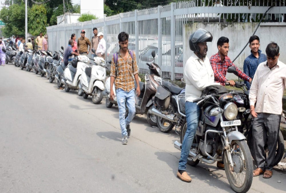 MV Act 2019: Public Heavy Crowd in Rto office and Pollution Investigation Center dehradun