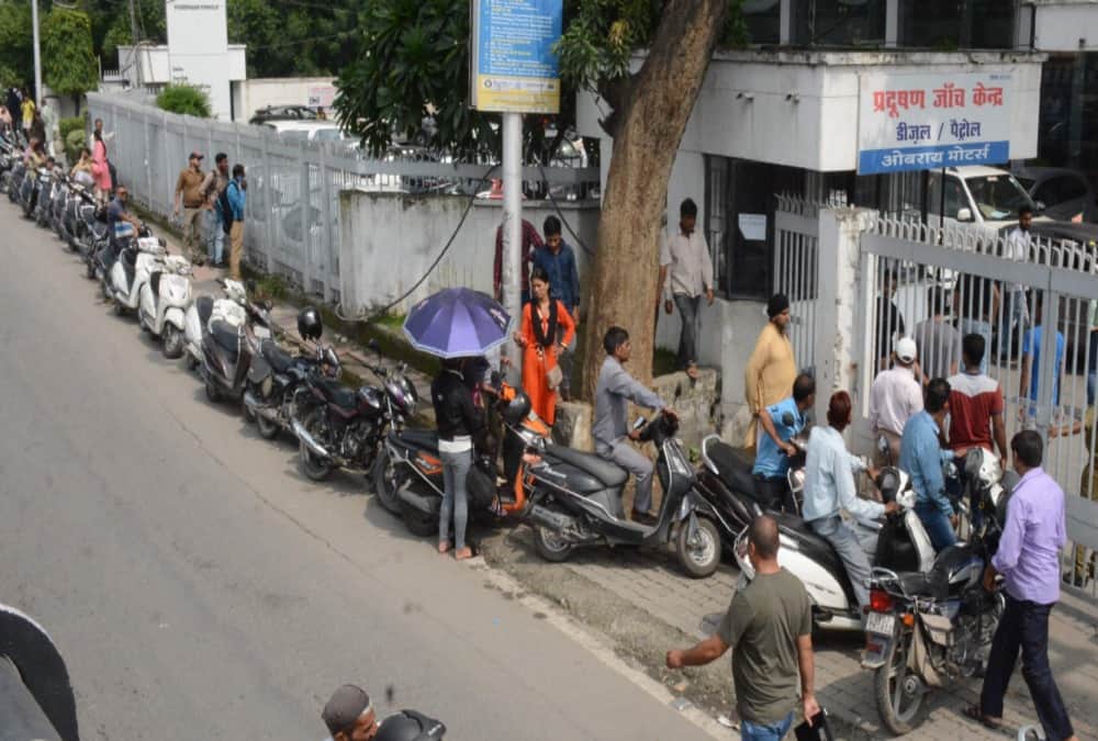 MV Act 2019: Public Heavy Crowd in Rto office and Pollution Investigation Center dehradun