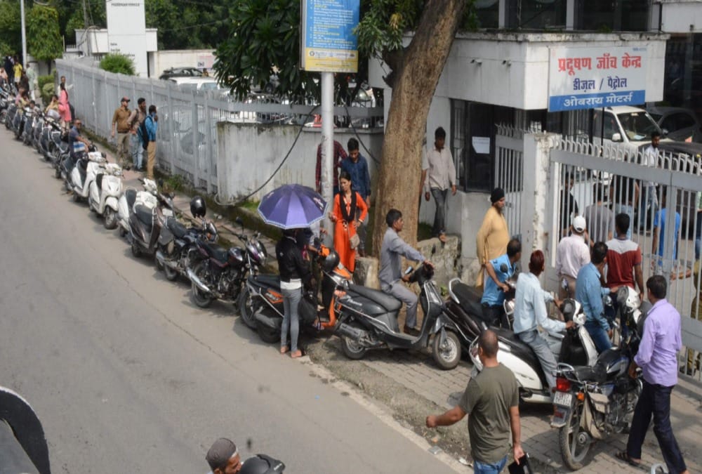 MV Act 2019: Public Heavy Crowd in Rto office and Pollution Investigation Center dehradun