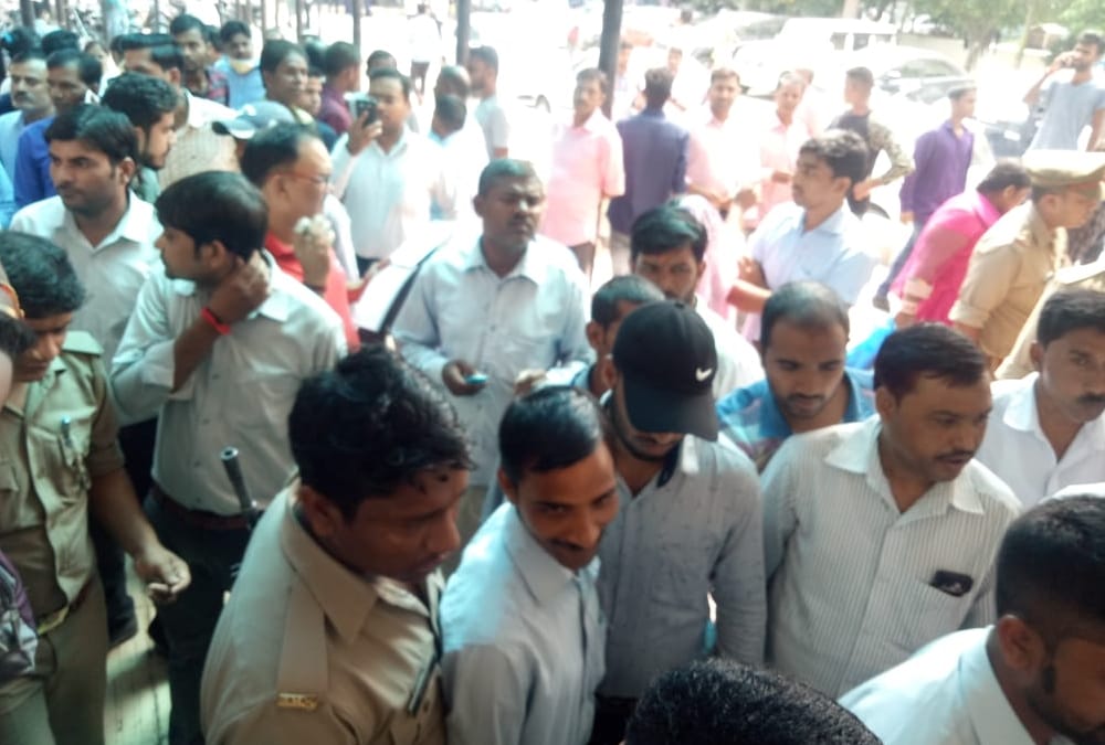 Clash between students and employess in Lohia Institute in Lucknow.