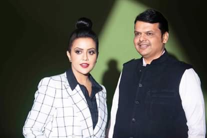 पत्नी अमृता फडणवीस के साथ सीएम देवेंद्र फडणवीस