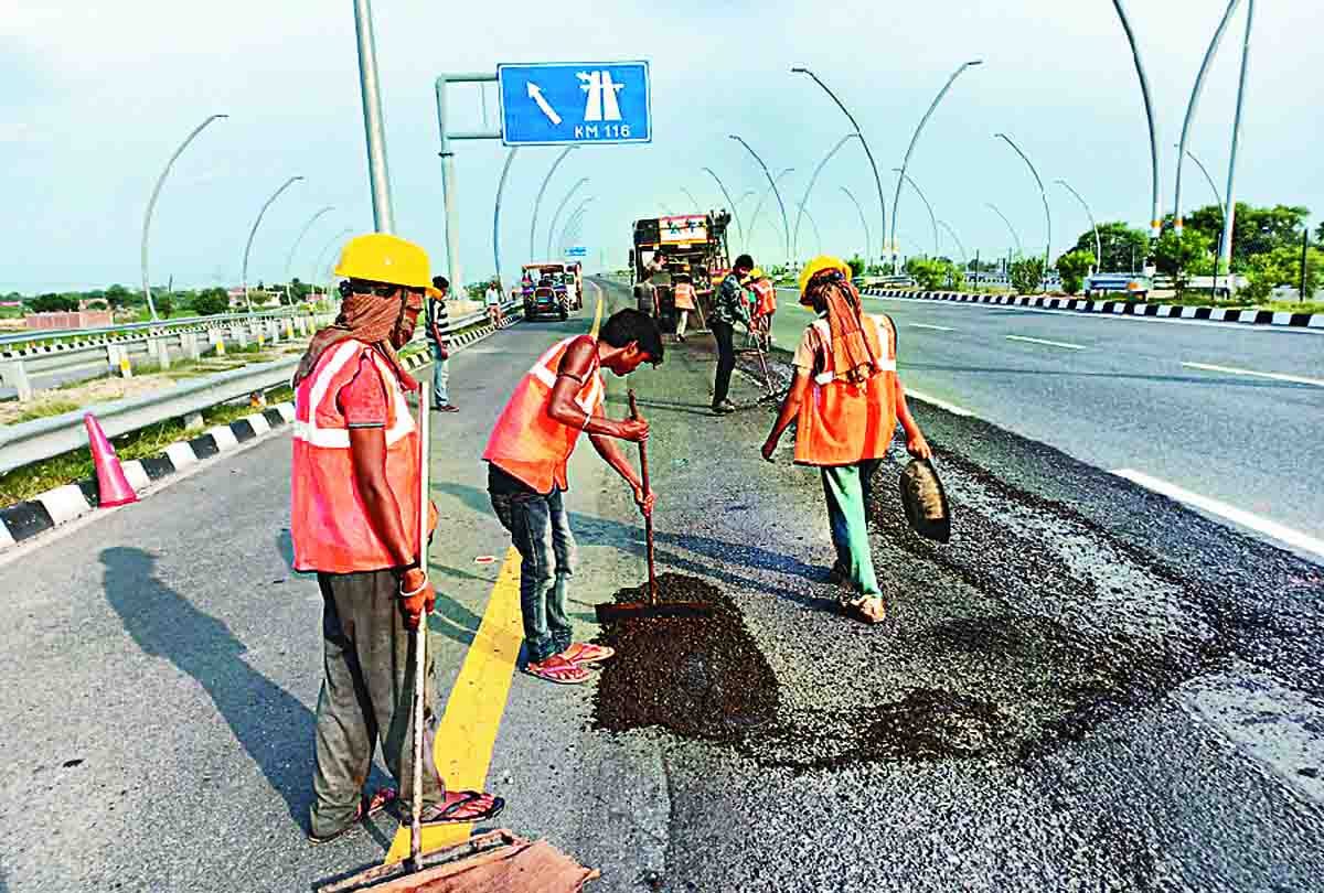 One kilometer road of Agra-Lucknow Expressway sunk