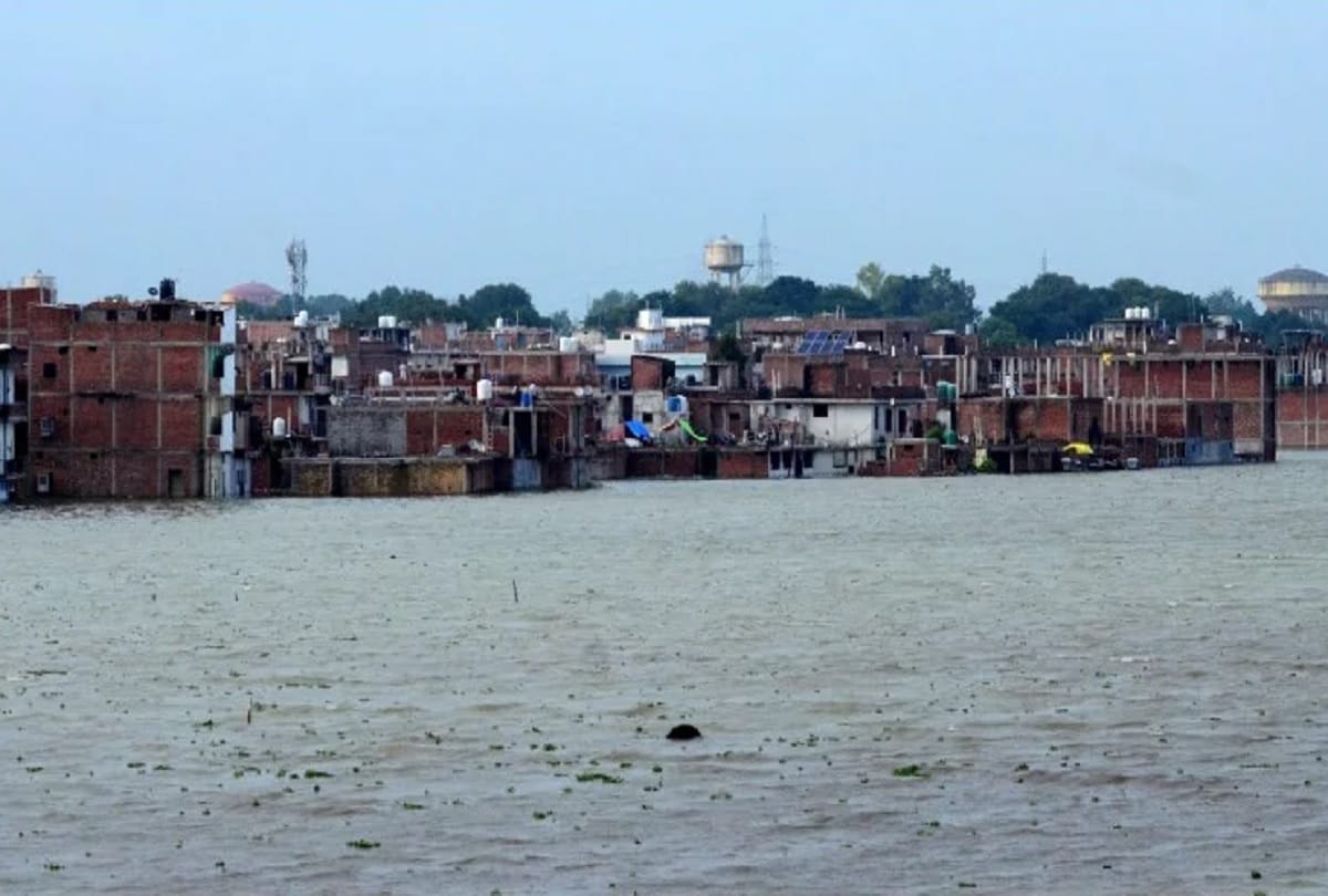 yamuna water level reaches up to danger level in prayagraj