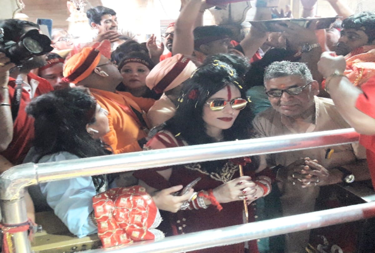 Radhe Maa at the famous Shaktipeeth Chintpurni, devotees gathered to take selfies