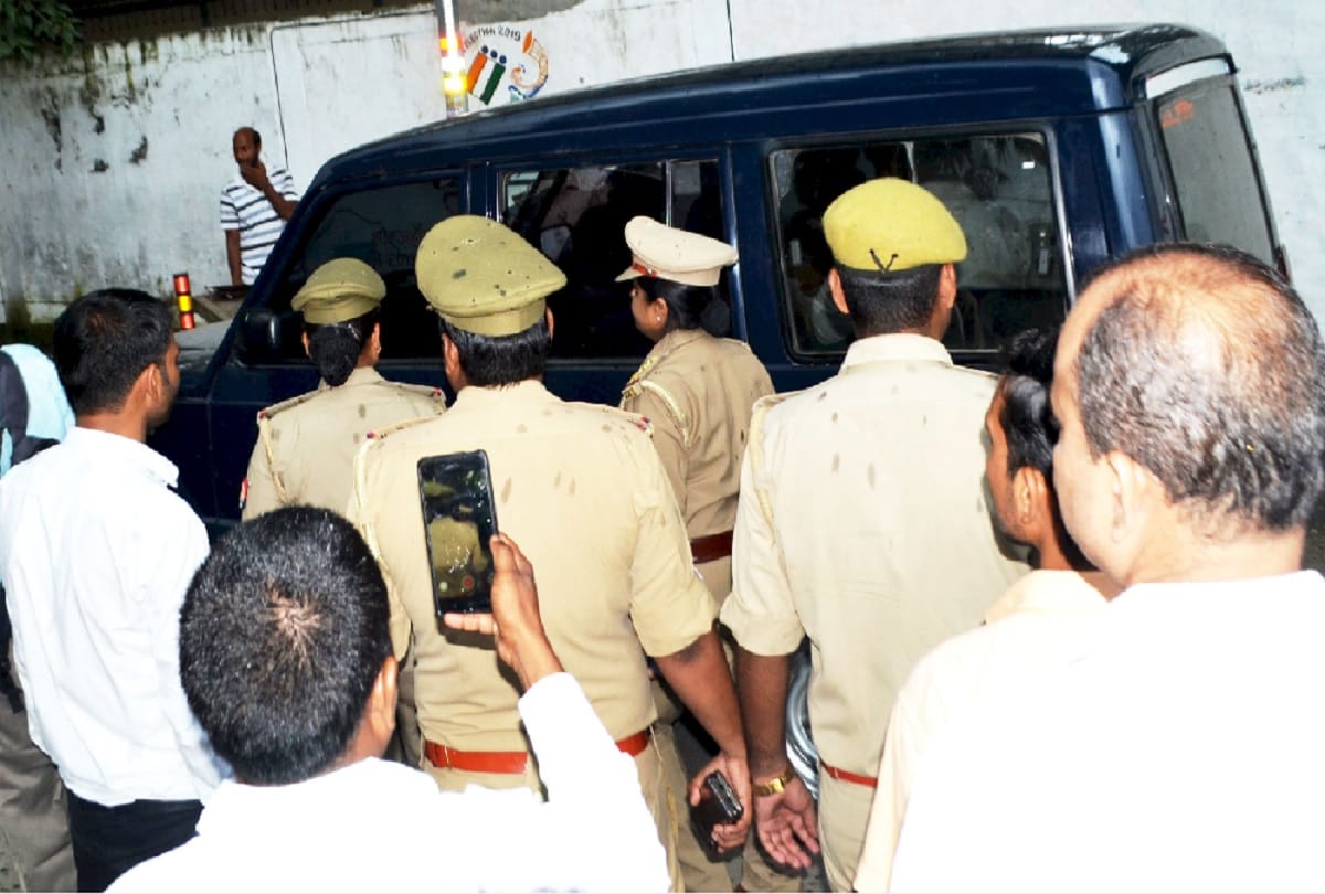 swami chinmayanand Case victim recorded 20-page statement in four hours at Shahjahanpur Court