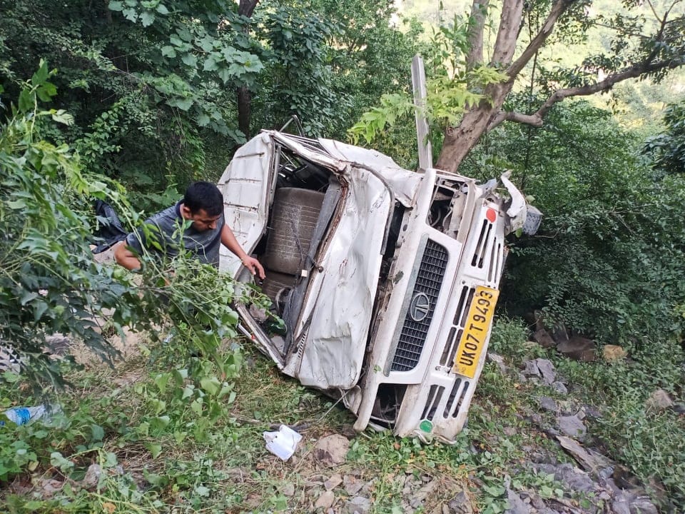 Taxi fall into Ditch on Rishikesh Badrinath Highway due to save other Vehicle two killed