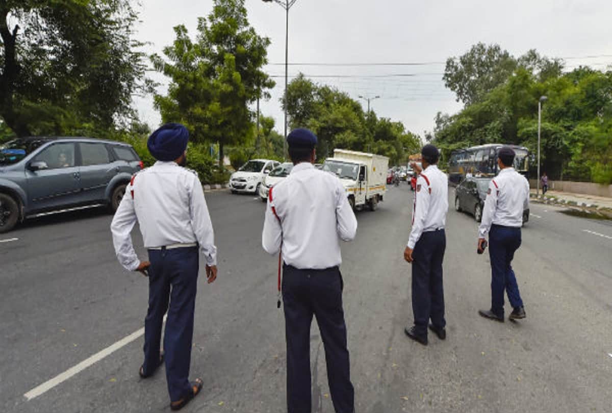 New Traffic Rules Car parked at home in Ghaziabad delhi Police cut 15 Challan