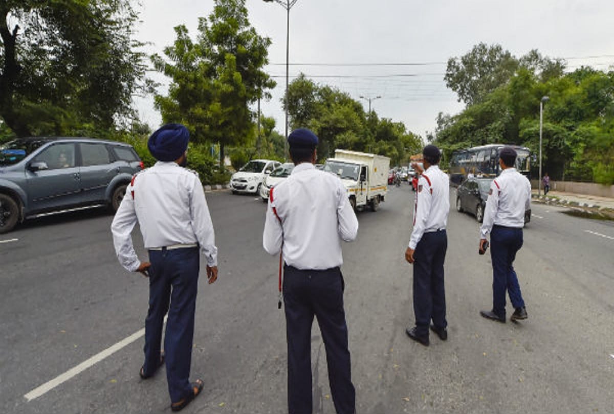 argument between car drivers and traffic policemen in Faridabad