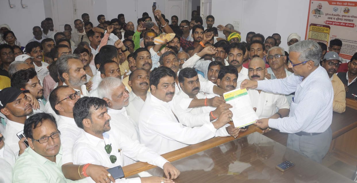 Jansatta Dal leader on the road to protest against the case filed on Uday Pratap