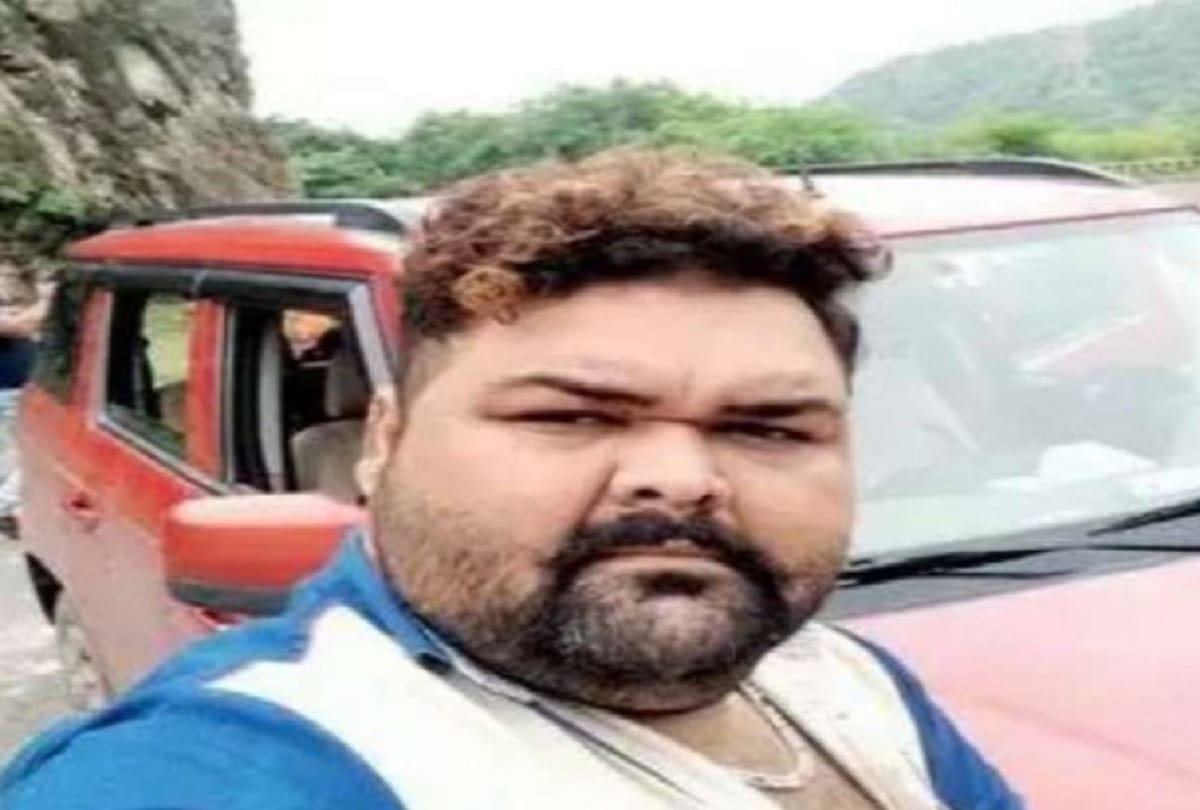 gujarat man head is too big that he is not able to find any helmet