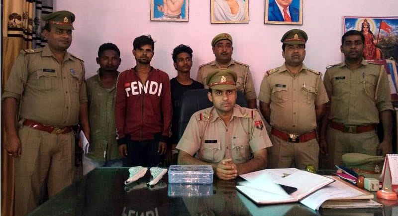 two criminals arrest with bike and arms.