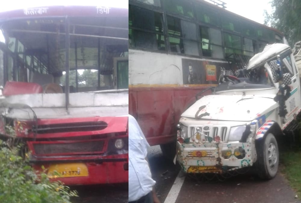 Bus and pick up accident in Barabanki.