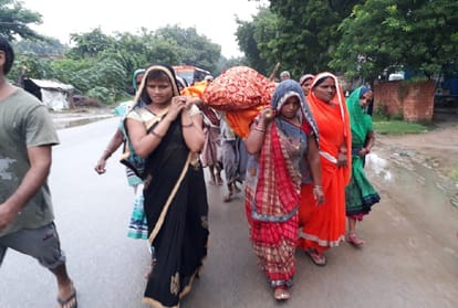 बहू-बेटियों ने दिया अर्थी को कंधा