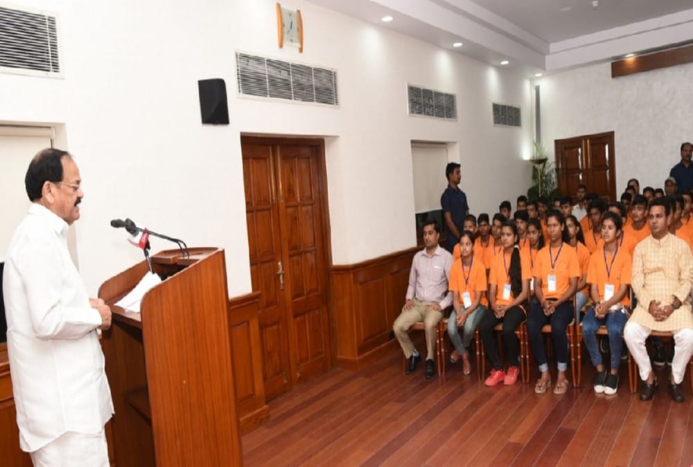 Vice President of India Venkaiah Naidu reached Uttarakhand meet students in devprayag